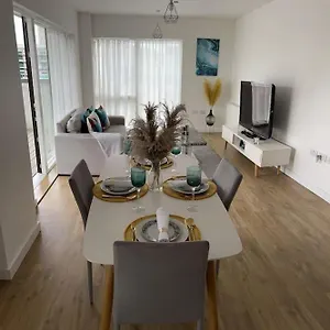Apartment Contemporary Urban Retreat, 2-bedroom Haven By City Airport, London